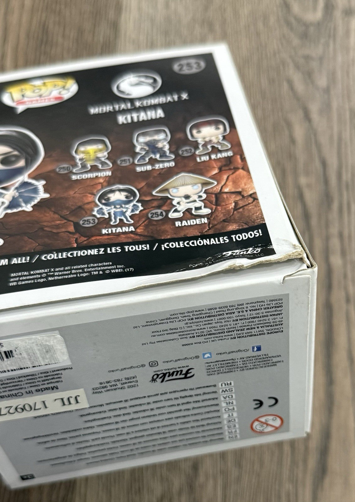 Funko Pop! Games - Mortal Kombat X: Kitana #253 Vaulted w/ Protector BOX DAMAGE