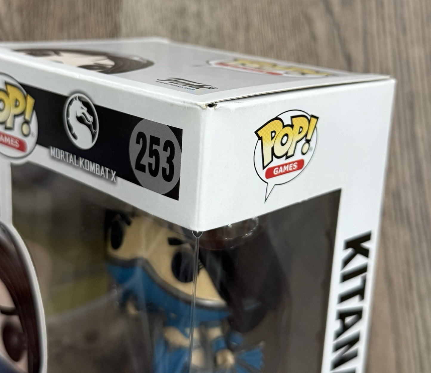 Funko Pop! Games - Mortal Kombat X: Kitana #253 Vaulted w/ Protector BOX DAMAGE